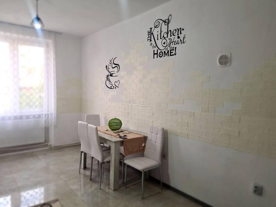 Mural Art Apartament Petroşani Extérieur photo